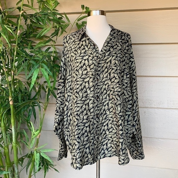 🎉U2 Italy Black w/ Leaf Pattern Silk Blouse🎉 - Picture 1 of 5